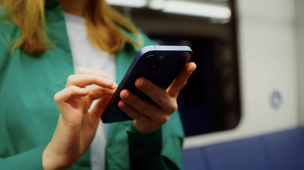Czy smartfony nas podsłuchują? Mity, fakty i dane